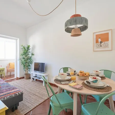 & Sunny 2br Near Beach, By Timecooler Appartement