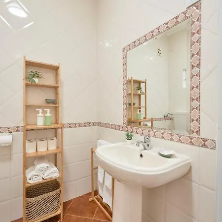 & Sunny 2br Near Beach, By Timecooler *