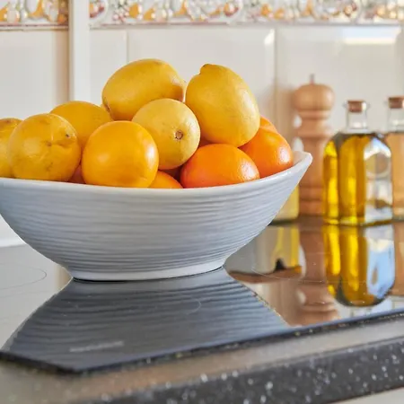 & Sunny 2br Near Beach, By Timecooler شقة *