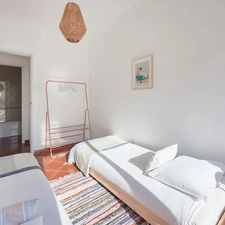 & Sunny 2br Near Beach, By Timecooler Lägenhet