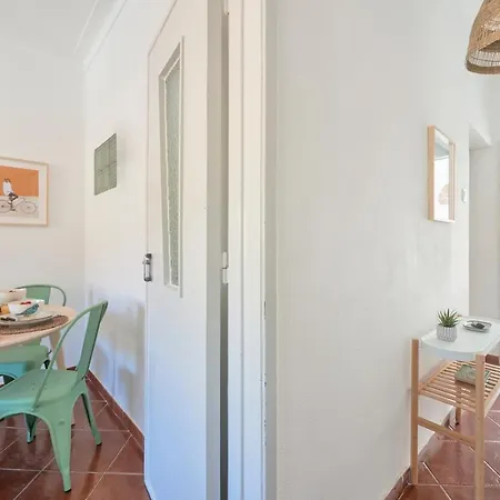 & Sunny 2br Near Beach, By Timecooler Апартаменты *