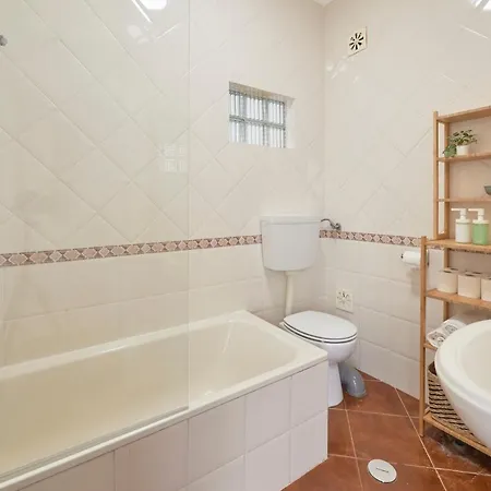 & Sunny 2br Near Beach, By Timecooler Сетубал