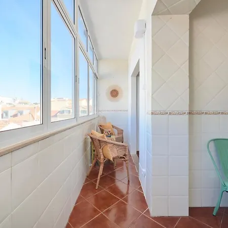 & Sunny 2br Near Beach, By Timecooler Apartmán *