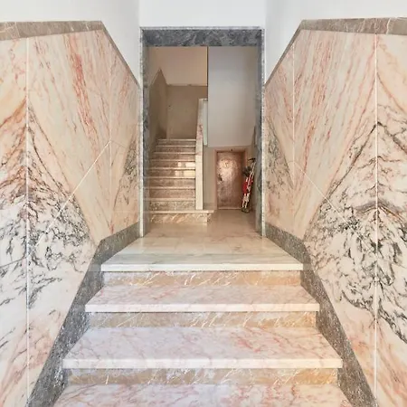 & Sunny 2br Near Beach, By Timecooler شقة *