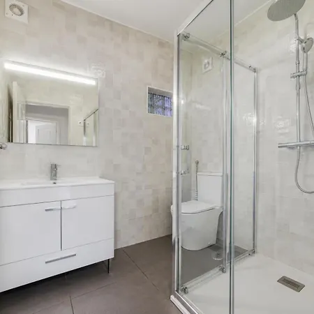 & Sunny 2br Near Beach, By Timecooler Appartamento
