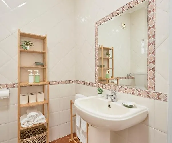 & Sunny 2br Near Beach, By Timecooler *