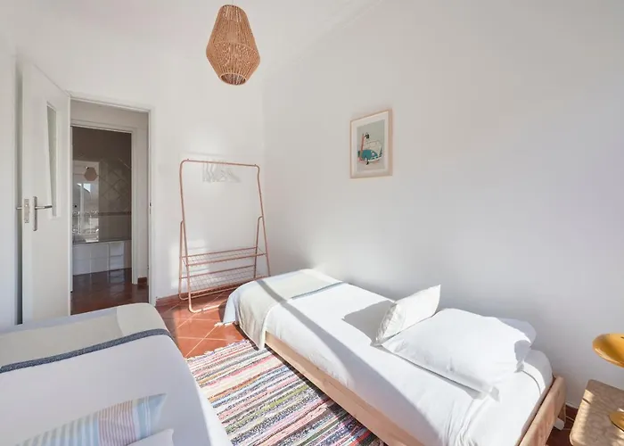 & Sunny 2br Near Beach, By Timecooler Daire