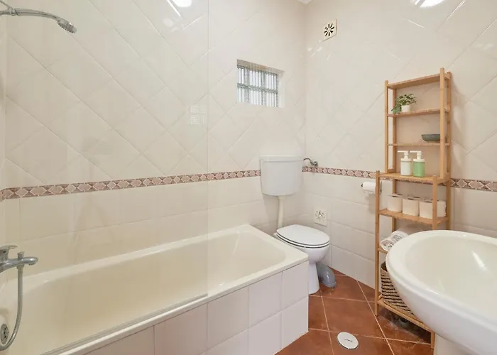 & Sunny 2br Near Beach, By Timecooler Setúbal