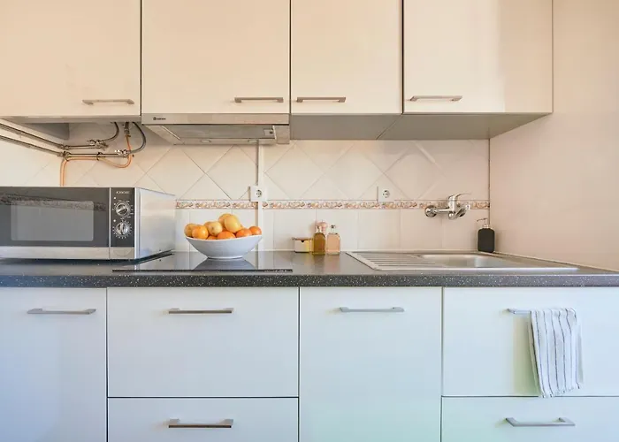 & Sunny 2br Near Beach, By Timecooler *